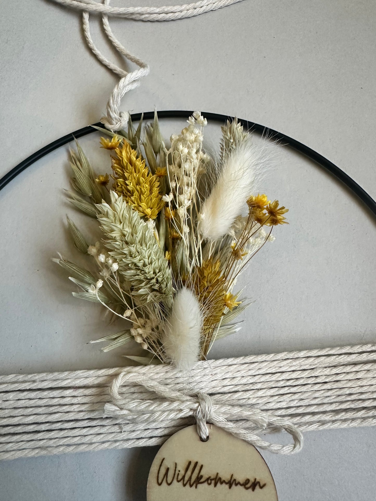 Metallring mit frühlingshaften Trockenblumenstrauß, Garn und Holzplättchen "Willkommen ♡"