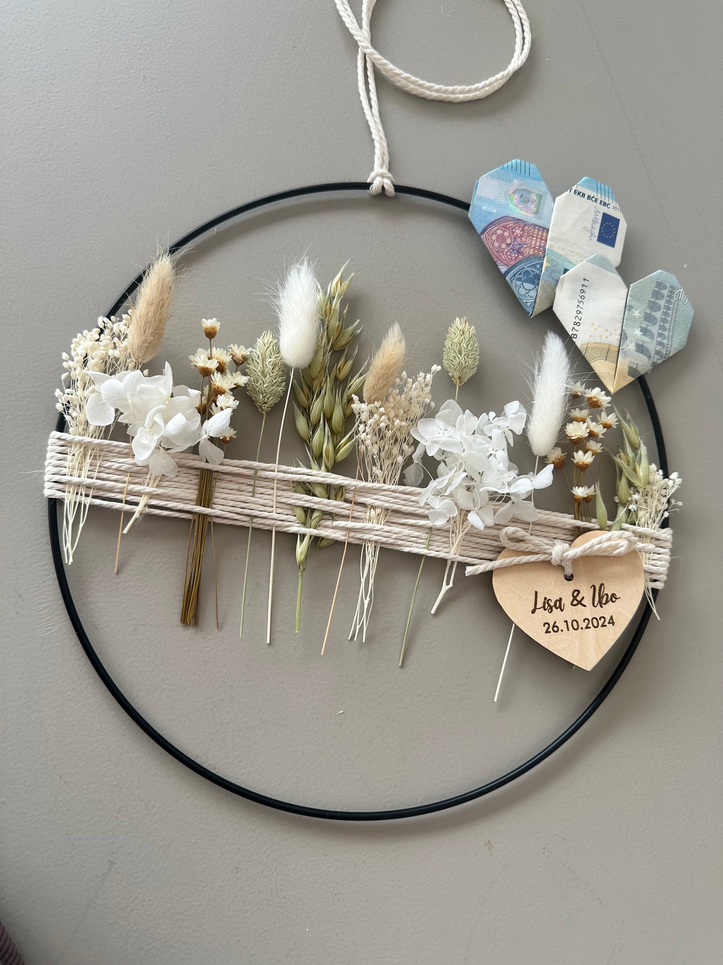 Hochzeitsgeschenk Metallring mit Trockenblumen und Holzherz | personalisiert