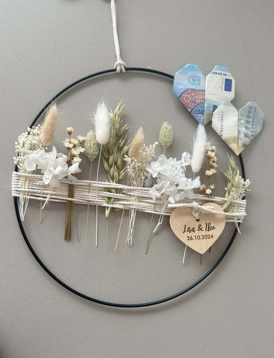 Hochzeitsgeschenk Metallring mit Trockenblumen und Holzherz | personalisiert
