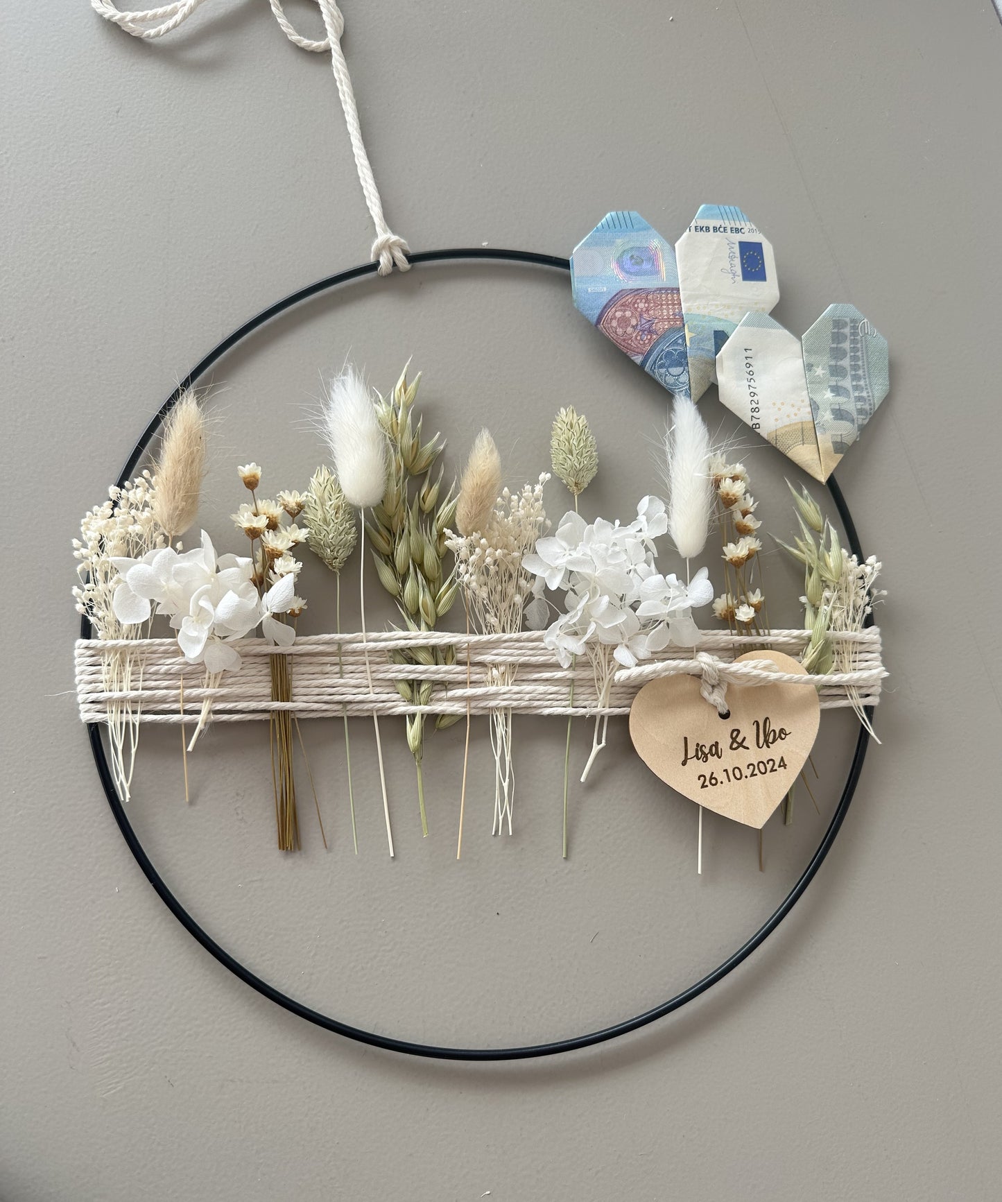 Hochzeitsgeschenk Metallring mit Trockenblumen und Holzherz | personalisiert