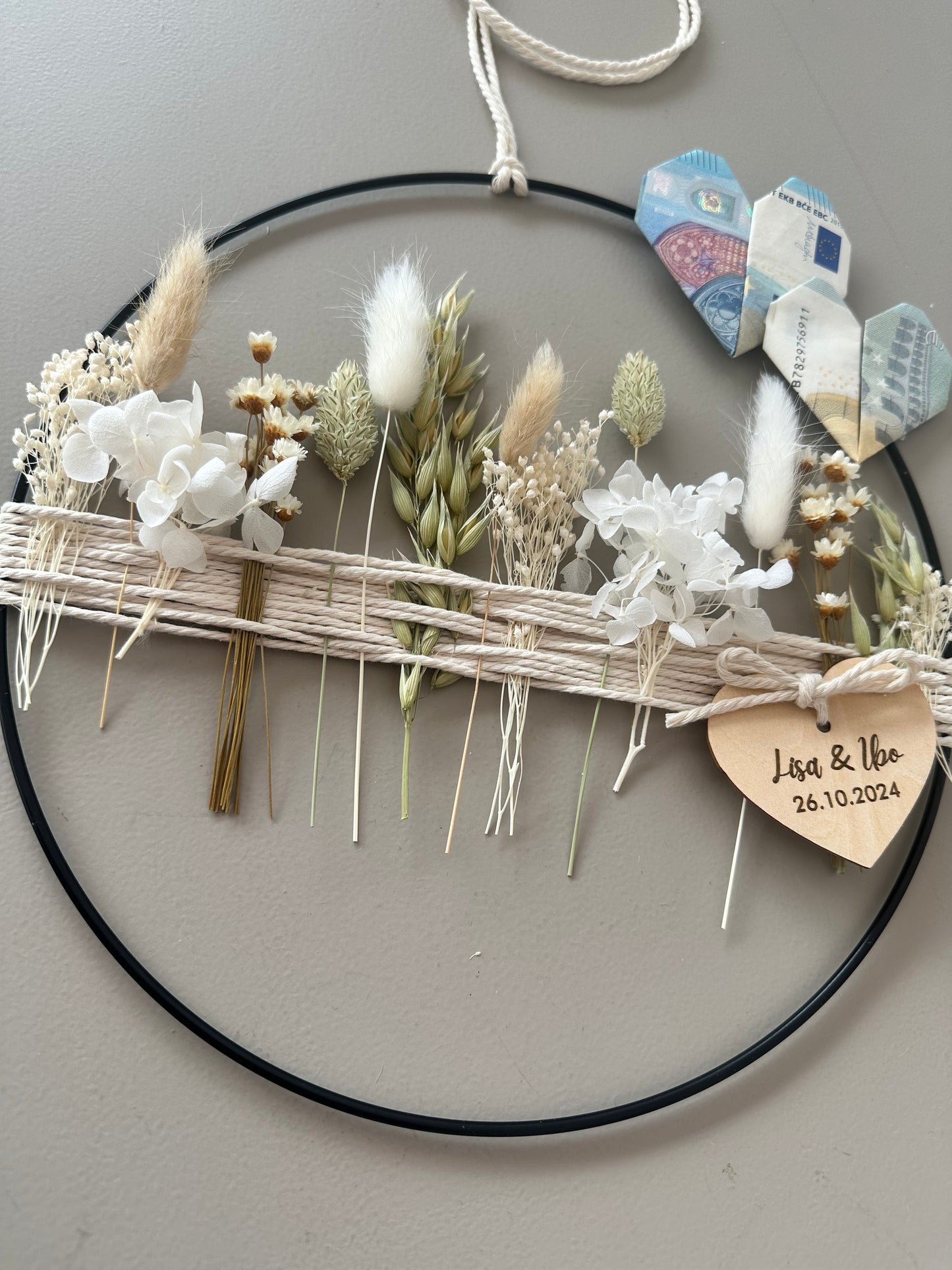 Hochzeitsgeschenk Metallring mit Trockenblumen und Holzherz | personalisiert