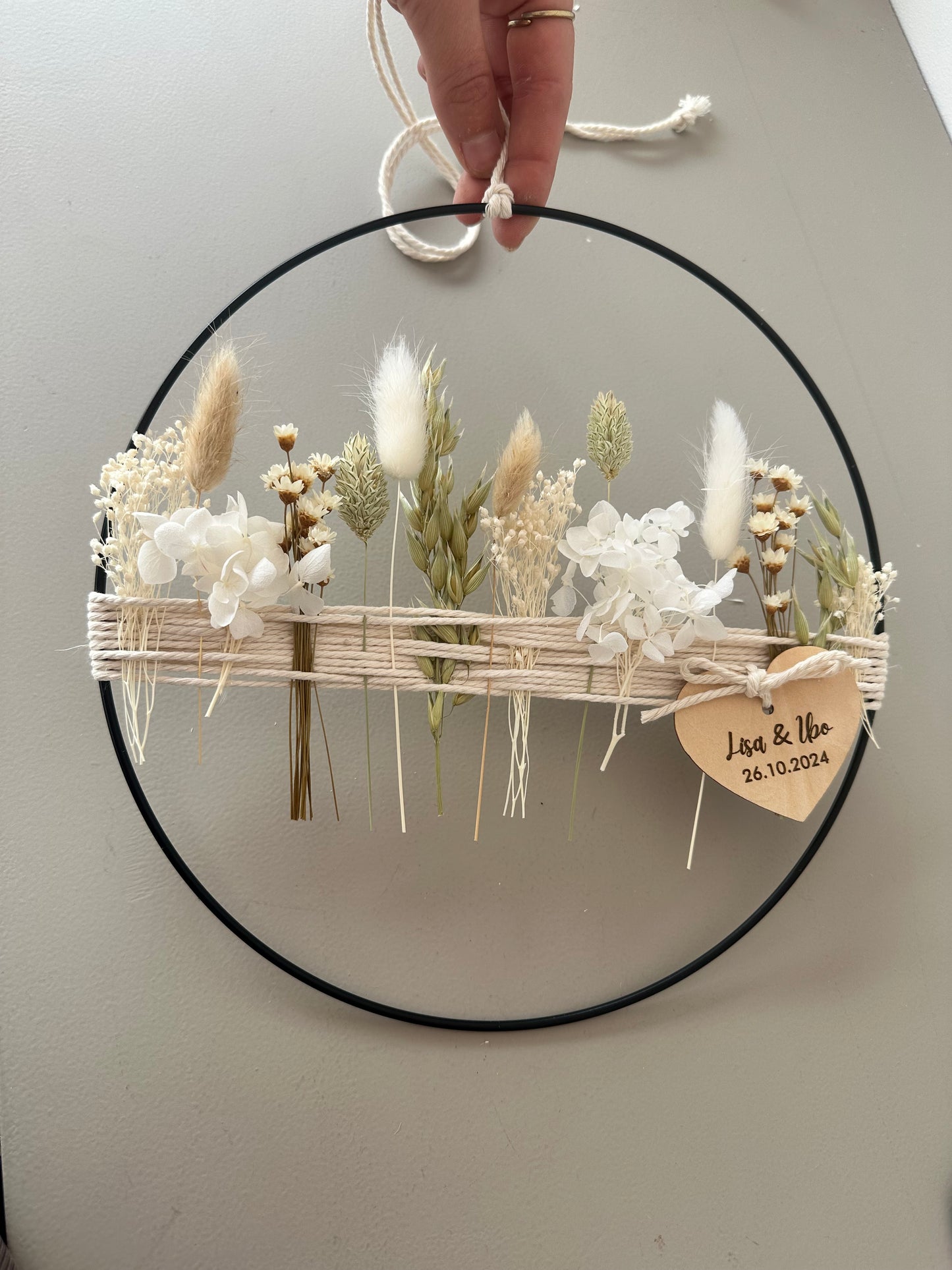 Hochzeitsgeschenk Metallring mit Trockenblumen und Holzherz | personalisiert
