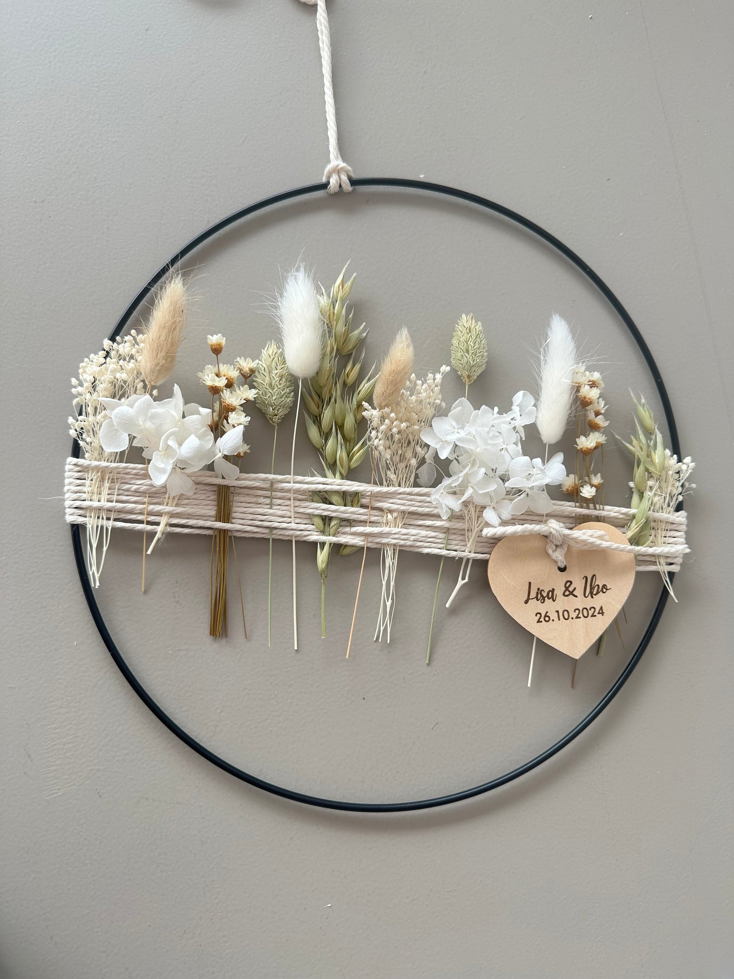 Hochzeitsgeschenk Metallring mit Trockenblumen und Holzherz | personalisiert