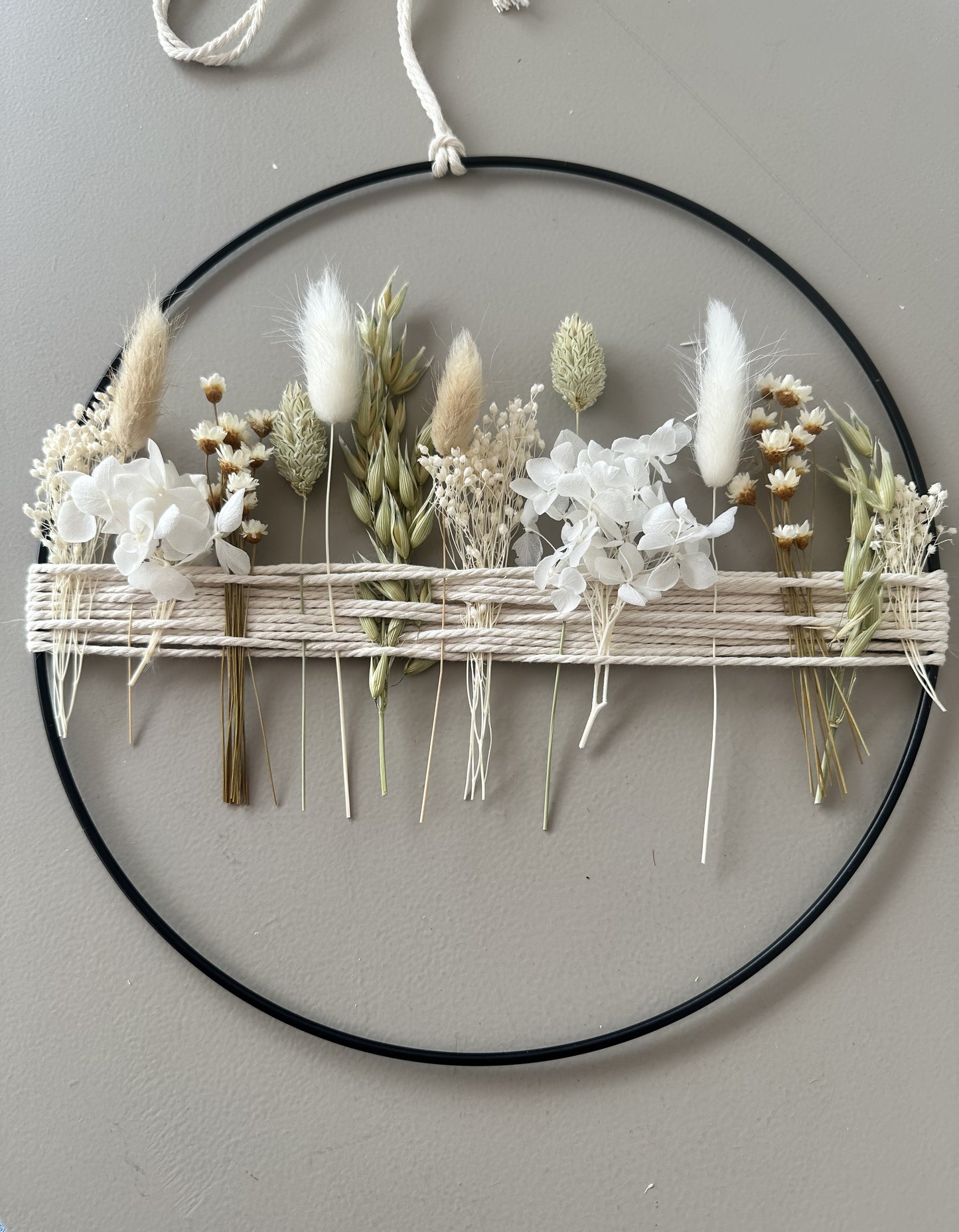 Hochzeitsgeschenk Metallring mit Trockenblumen und Holzherz | personalisiert