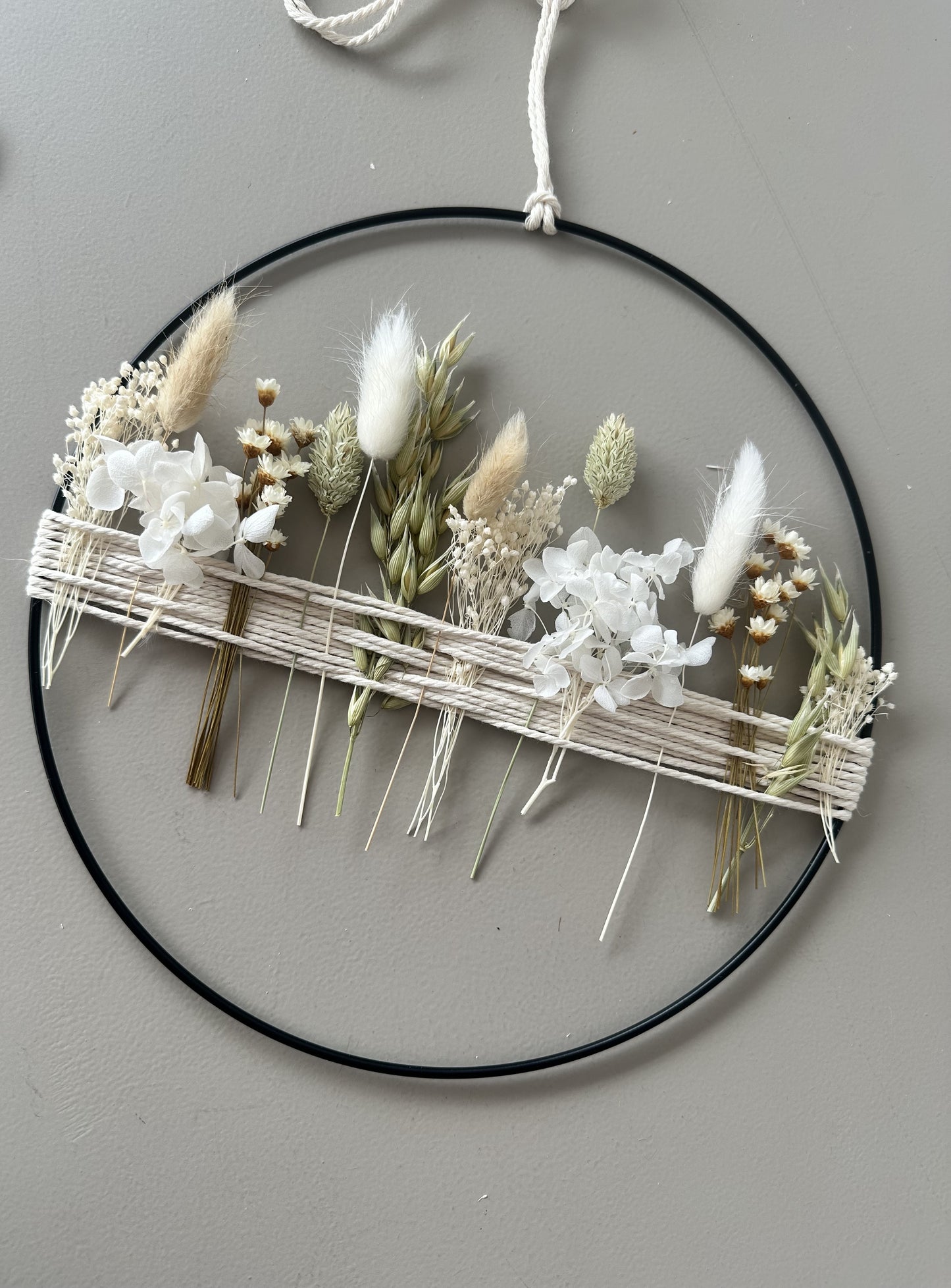 Hochzeitsgeschenk Metallring mit Trockenblumen und Holzherz | personalisiert