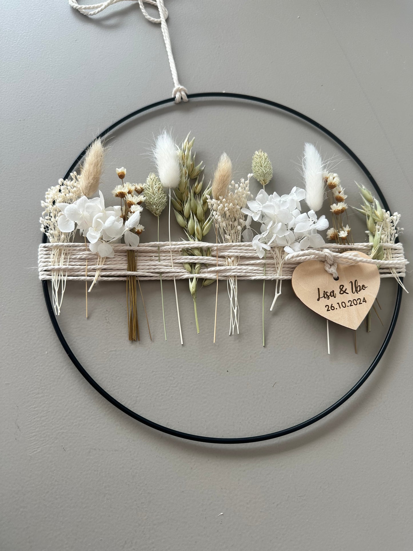 Hochzeitsgeschenk Metallring mit Trockenblumen und Holzherz | personalisiert