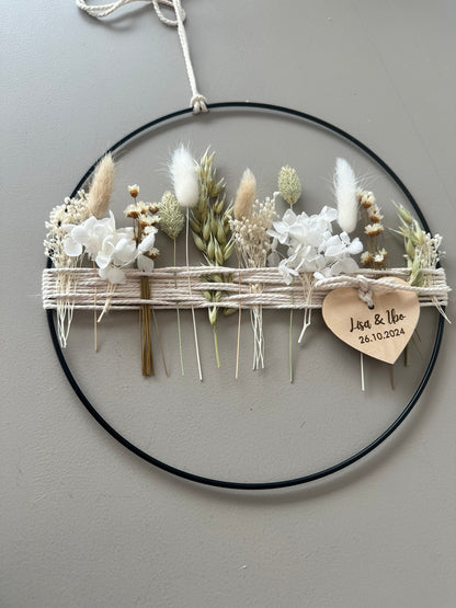 Hochzeitsgeschenk Metallring mit Trockenblumen und Holzherz | personalisiert