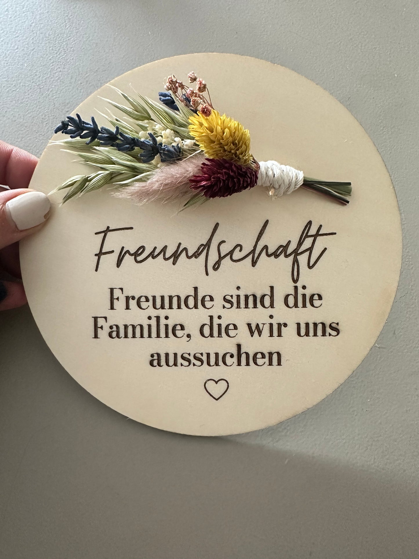 persönliches Geschenk beste Freundin | Holzscheibe mit Gravur und Trockenblumenstrauß