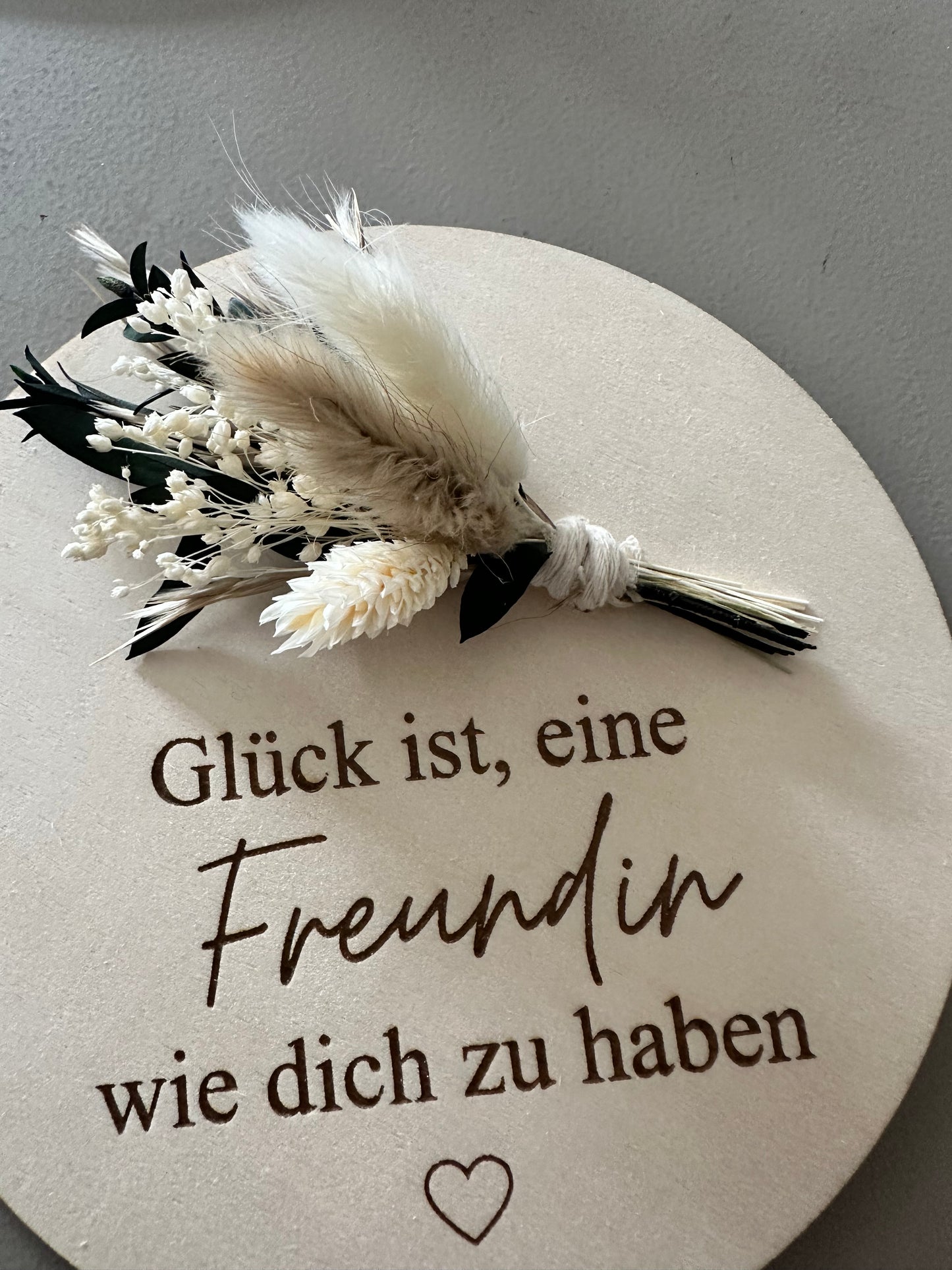 persönliches Geschenk beste Freundin | Holzscheibe mit Gravur und Trockenblumenstrauß