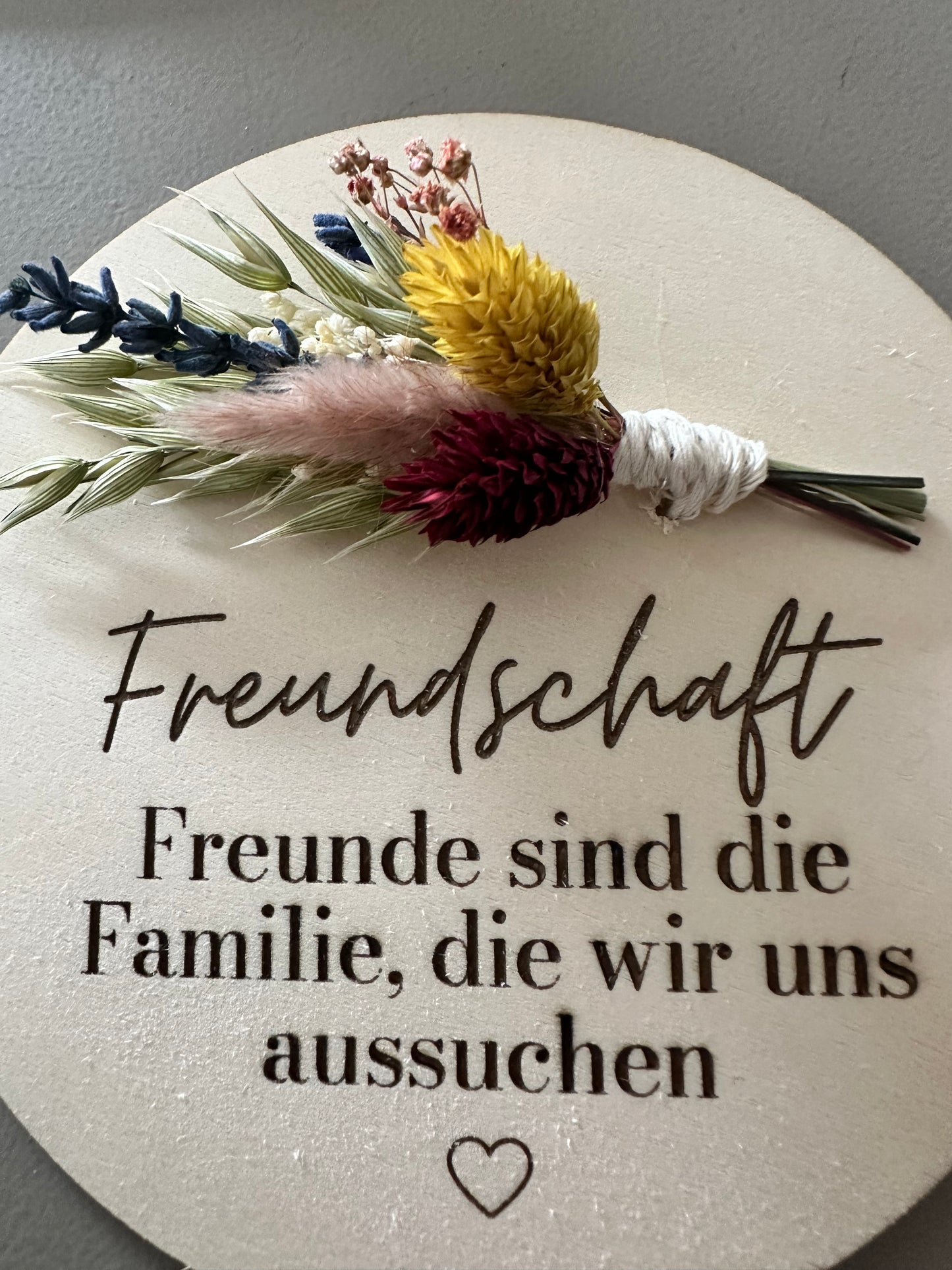 persönliches Geschenk beste Freundin | Holzscheibe mit Gravur und Trockenblumenstrauß