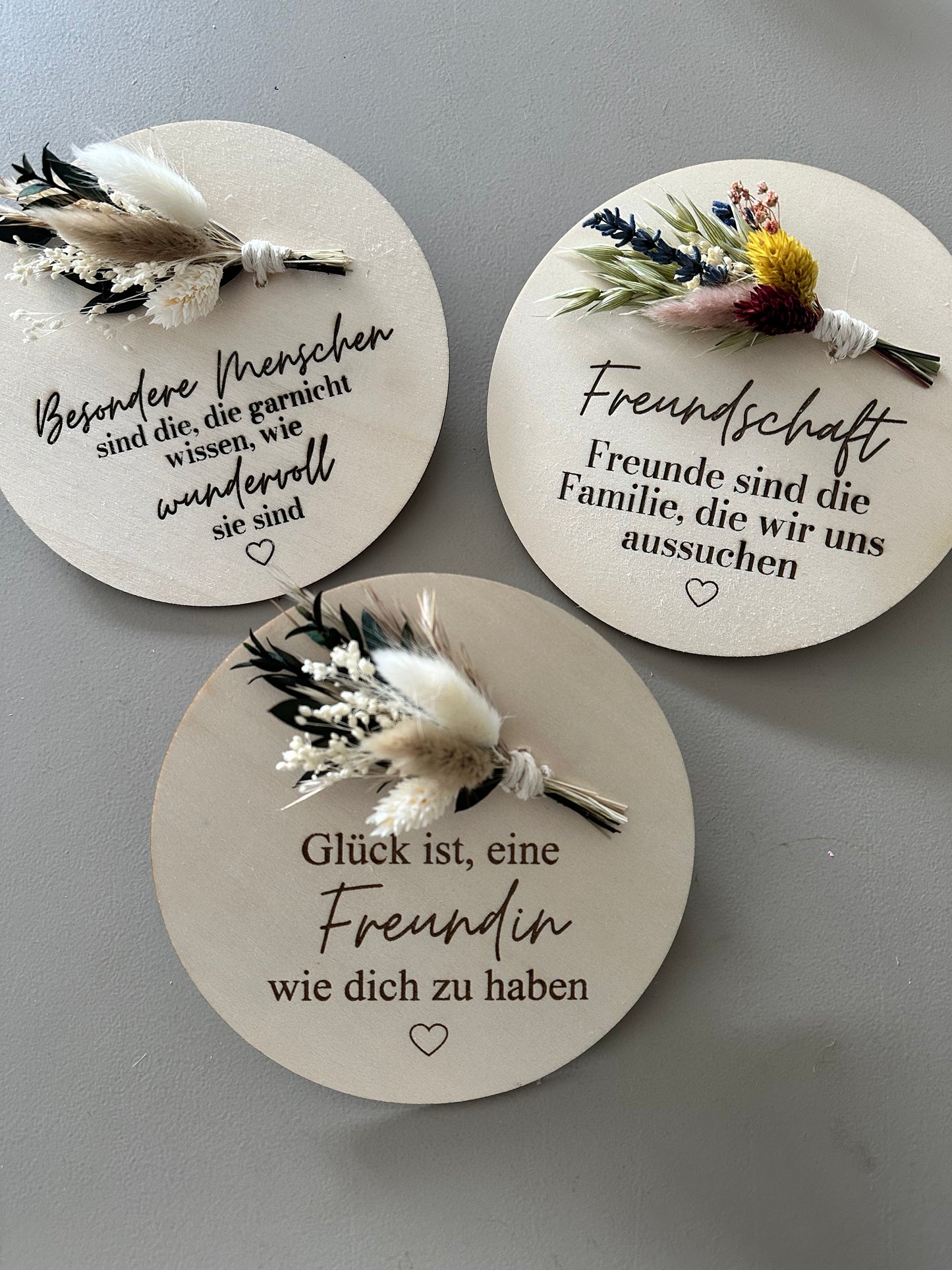 persönliches Geschenk beste Freundin | Holzscheibe mit Gravur und Trockenblumenstrauß