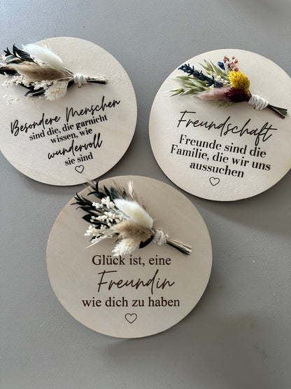persönliches Geschenk beste Freundin | Holzscheibe mit Gravur und Trockenblumenstrauß