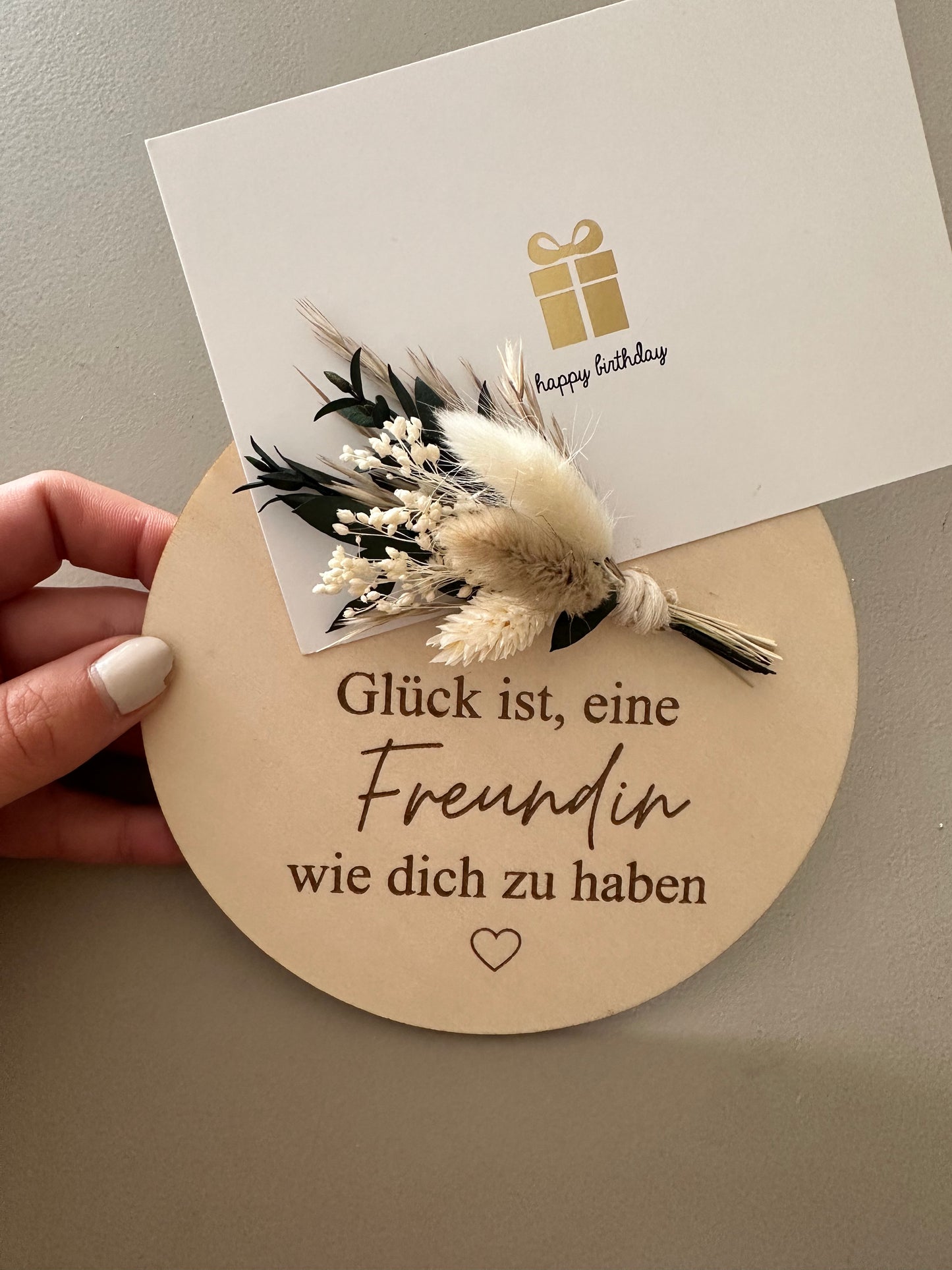 persönliches Geschenk beste Freundin | Holzscheibe mit Gravur und Trockenblumenstrauß