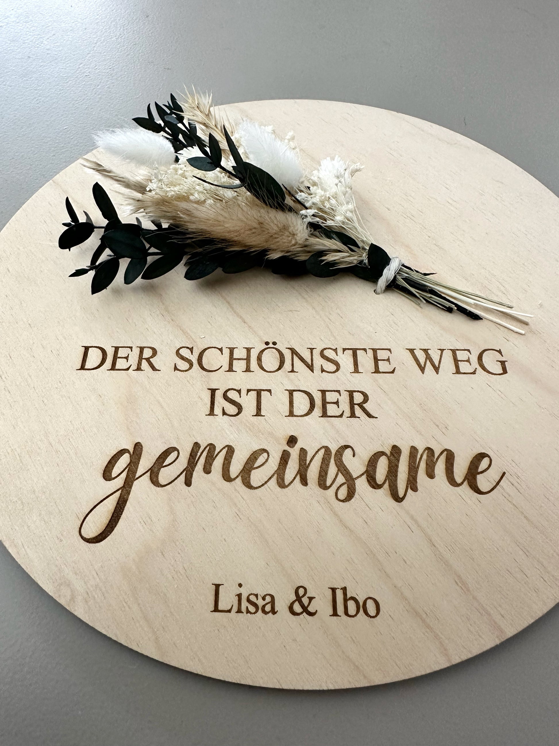 Holzscheibe mit Trockenblumen, Spruch und Personalisierung Hochzeitsgeschenk für das Brautpaar