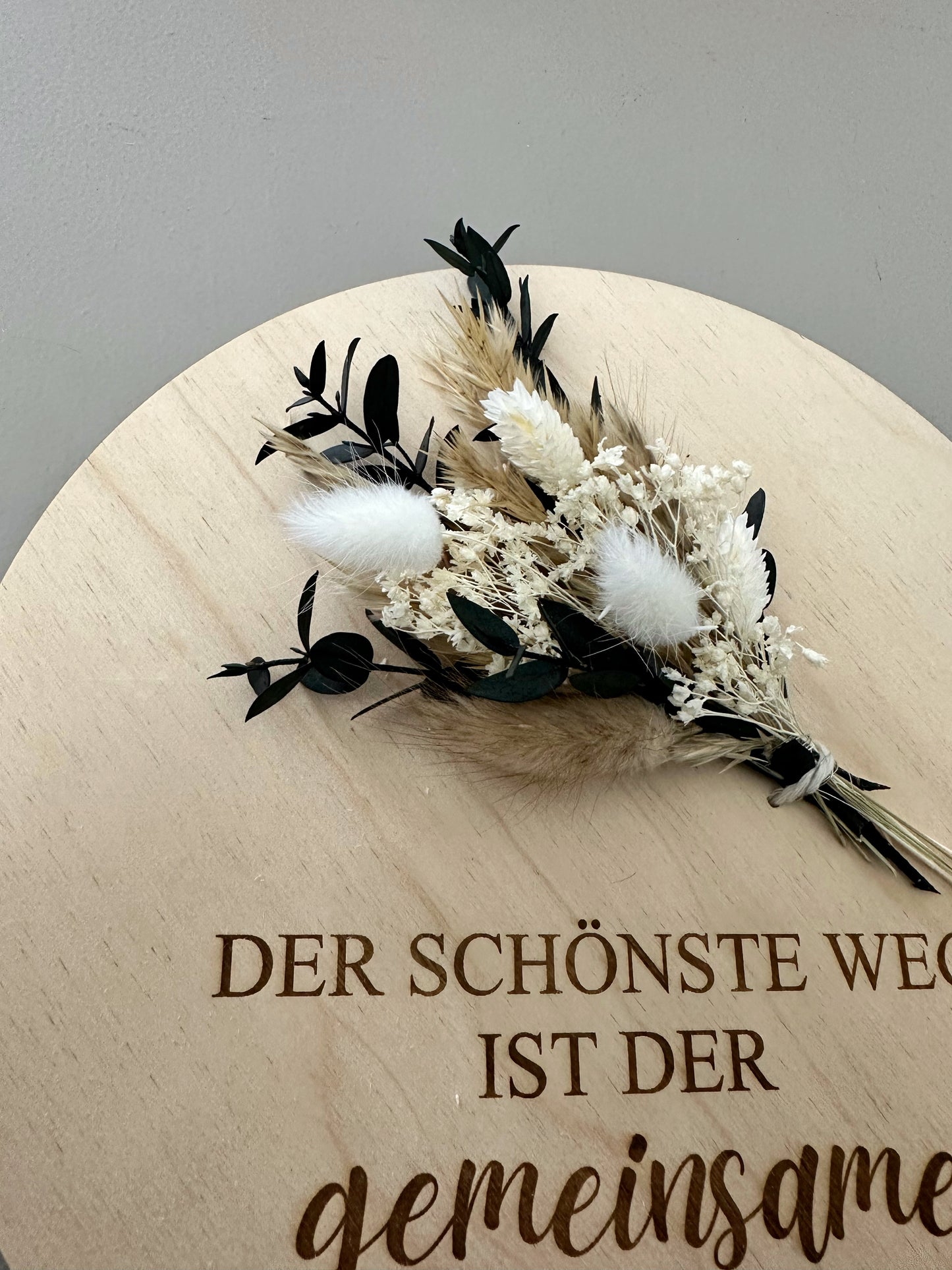 Holzscheibe mit Trockenblumen, Spruch und Personalisierung Hochzeitsgeschenk für das Brautpaar