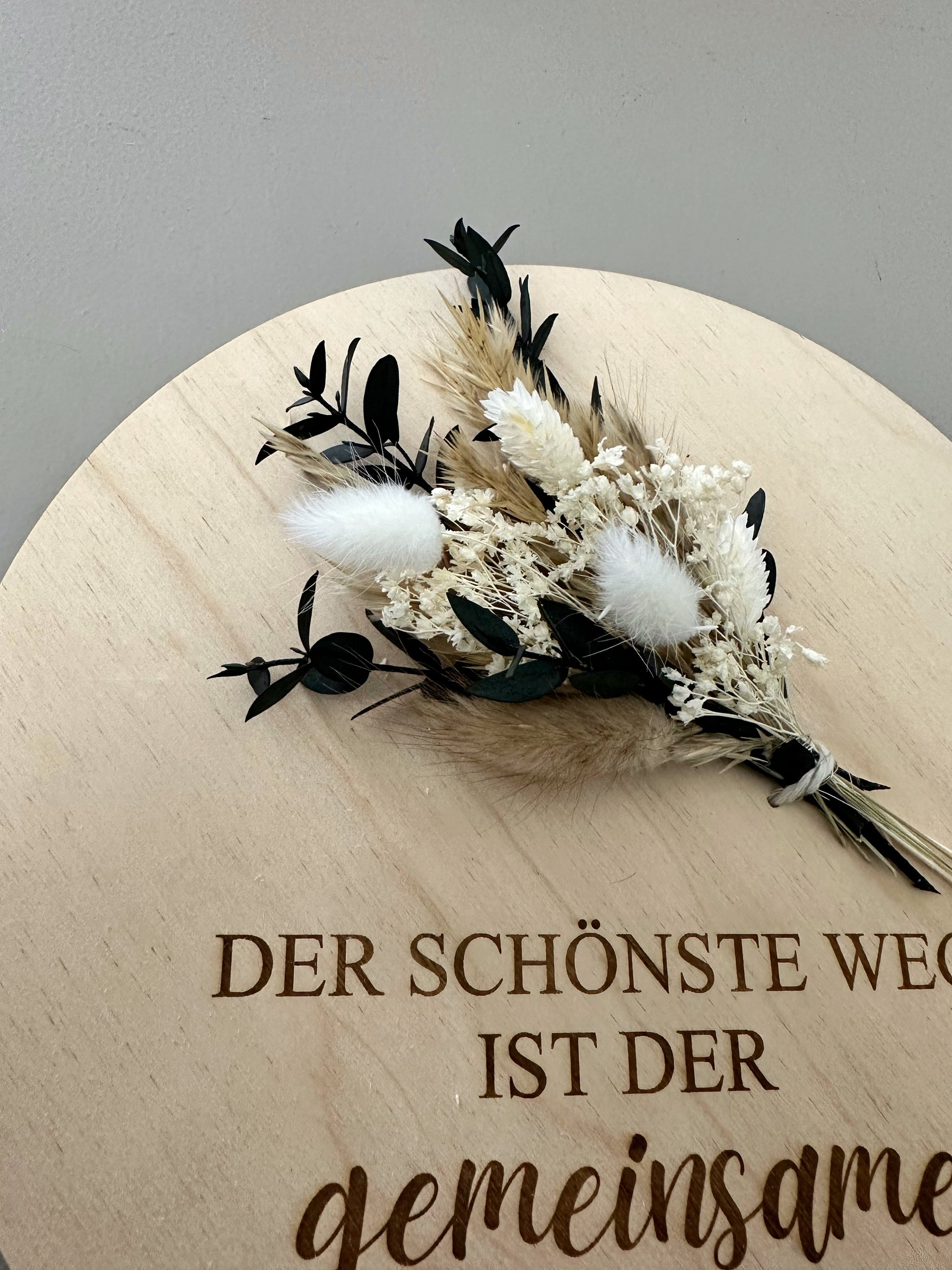 Holzscheibe mit Trockenblumen, Spruch und Personalisierung Hochzeitsgeschenk für das Brautpaar