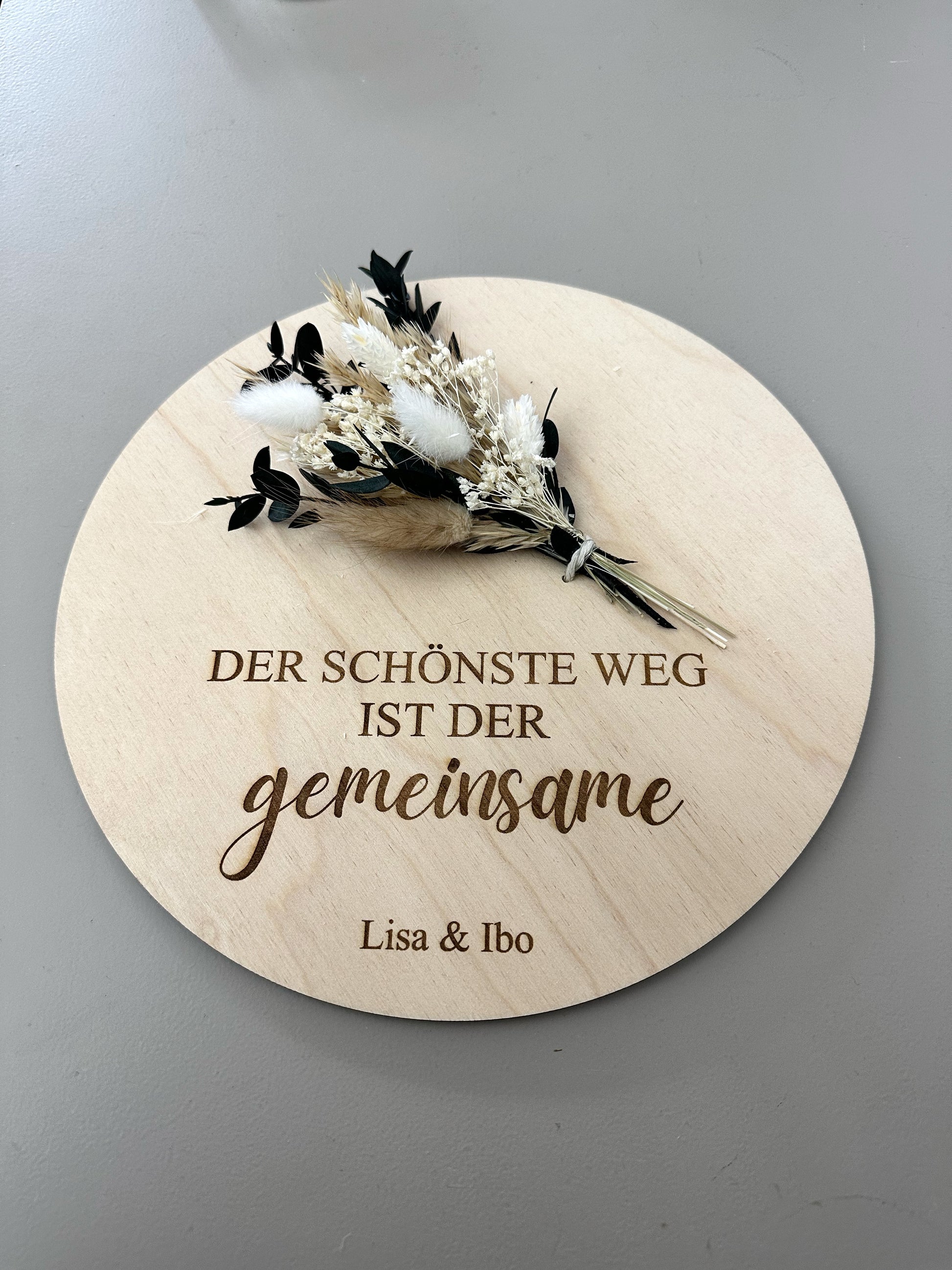 Holzscheibe mit Trockenblumen, Spruch und Personalisierung Hochzeitsgeschenk für das Brautpaar