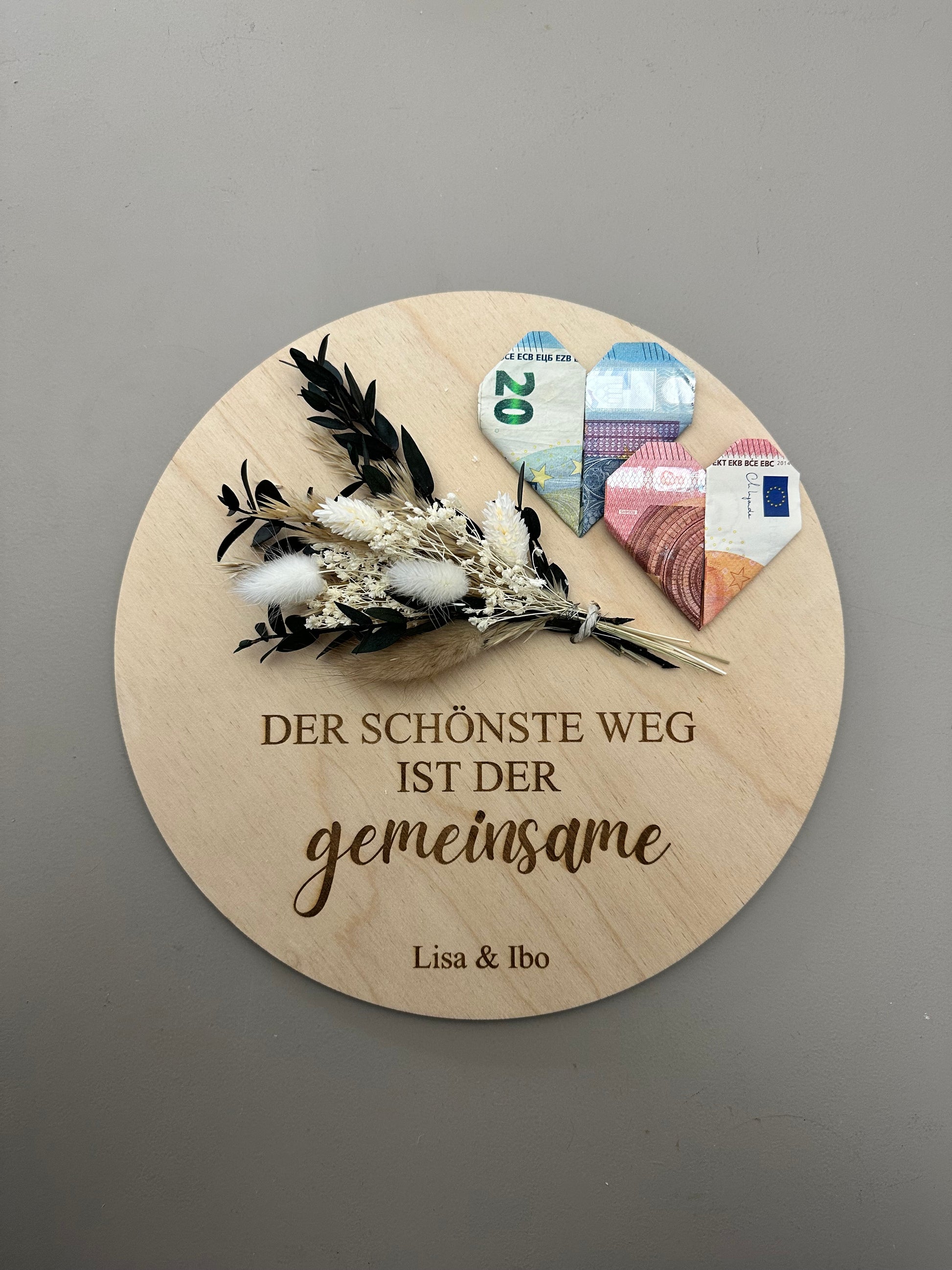 Holzscheibe mit Trockenblumen, Spruch und Personalisierung Hochzeitsgeschenk für das Brautpaar