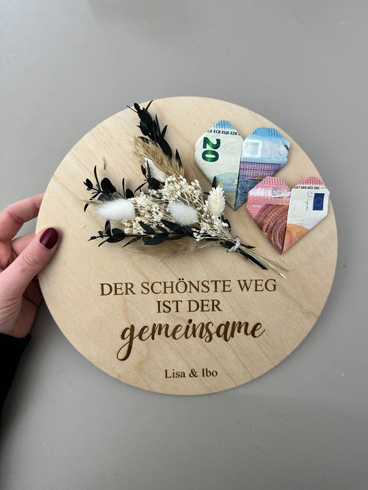 Holzscheibe mit Trockenblumen, Spruch und Personalisierung Hochzeitsgeschenk für das Brautpaar