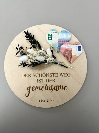 Holzscheibe mit Trockenblumen, Spruch und Personalisierung Hochzeitsgeschenk für das Brautpaar