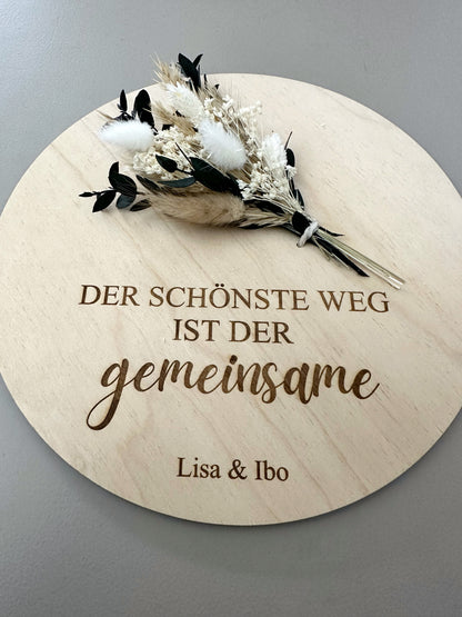Holzscheibe mit Trockenblumen, Spruch und Personalisierung Hochzeitsgeschenk für das Brautpaar