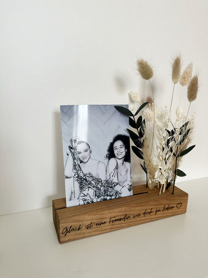 gravierte Blumenleiste und Foto-/Kartenhalter mit Trockenblumen