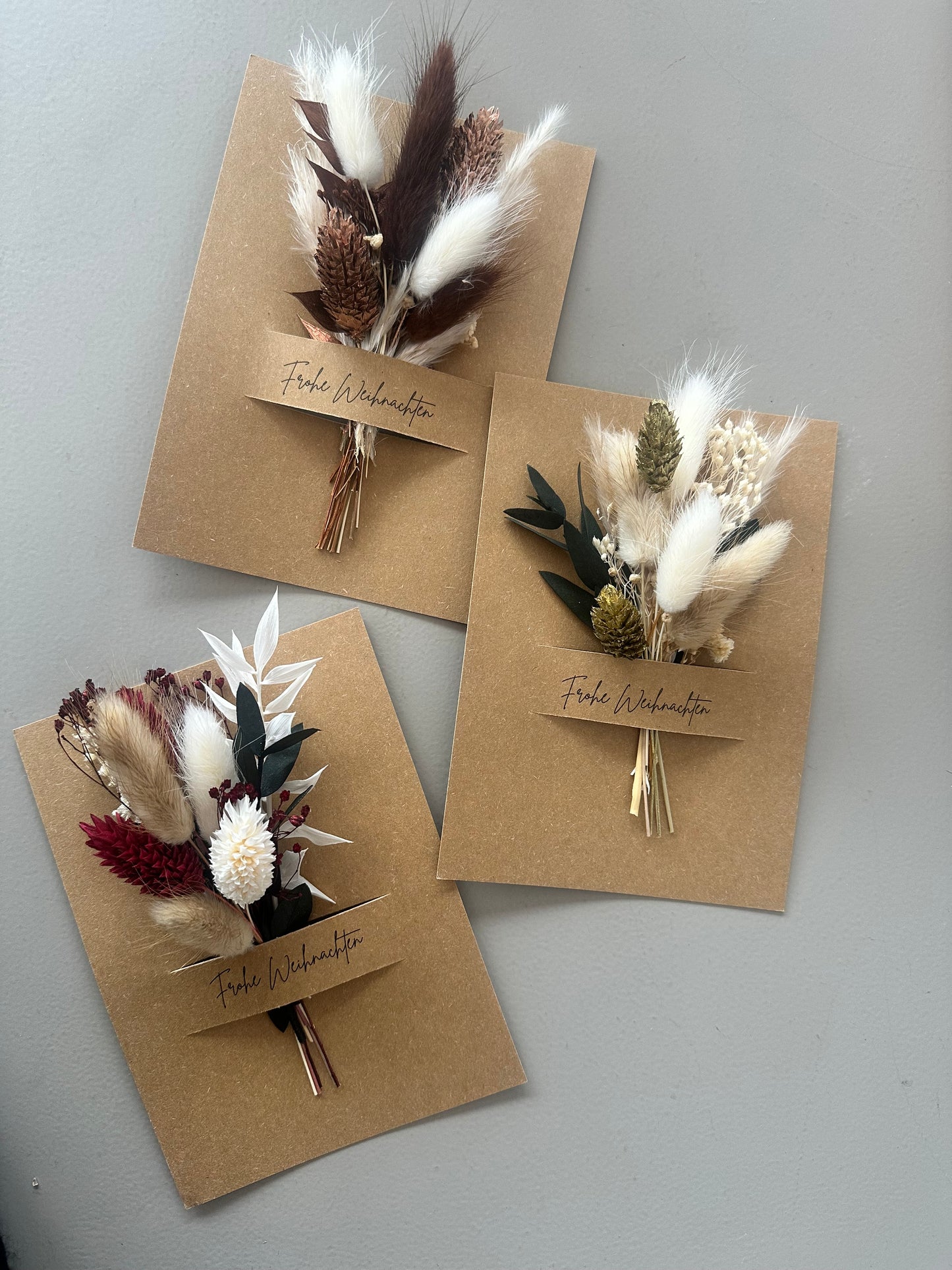 Handgemachte Weihnachtskarte mit Trockenblumen in Grün, Gold und Weiß auf Kraftpapier von Lizasliving