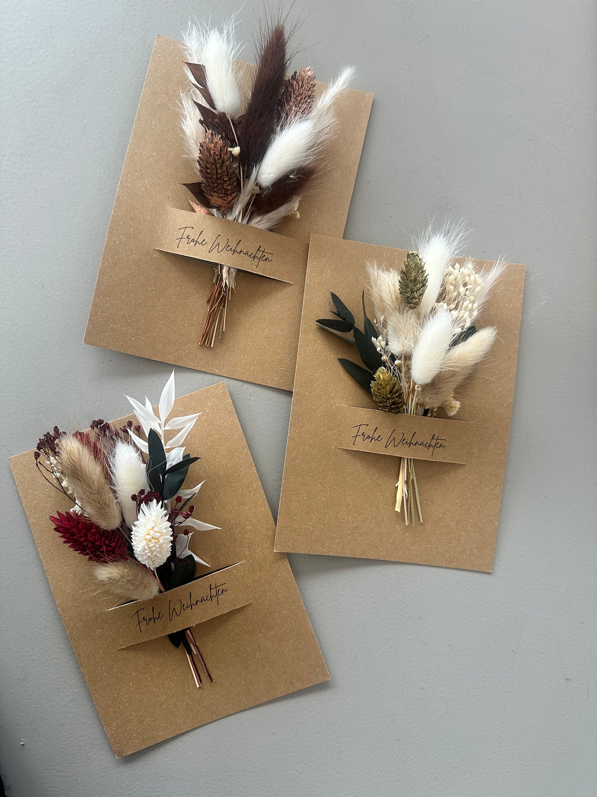 Handgemachte Weihnachtskarte mit Trockenblumen in Grün, Gold und Weiß auf Kraftpapier von Lizasliving