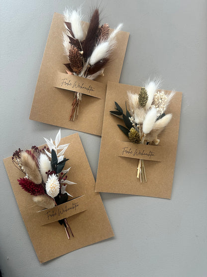 Handgemachte Weihnachtskarte mit Trockenblumen in Grün, Gold und Weiß auf Kraftpapier von Lizasliving