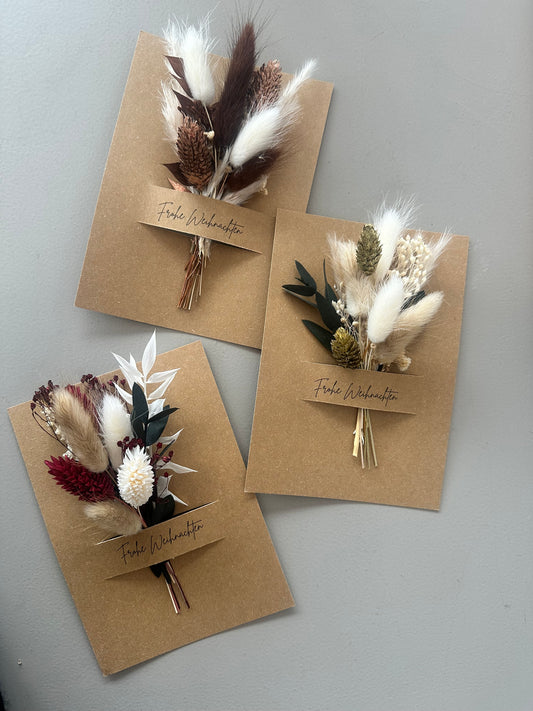 Handgemachte Weihnachtskarte mit Trockenblumen in Grün, Gold und Weiß auf Kraftpapier von Lizasliving