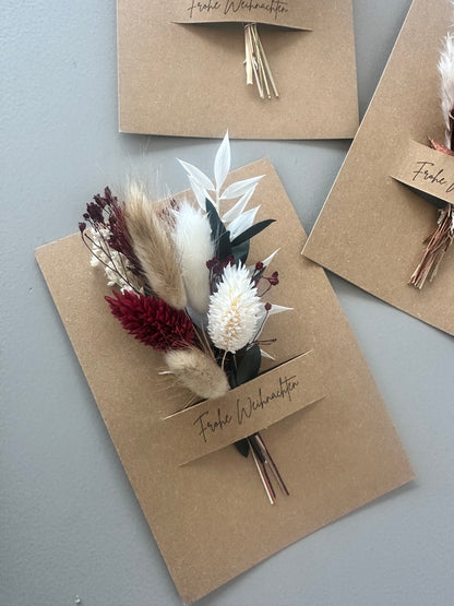 Weihnachtliche Grußkarte mit echten Trockenblumen in Rot, Grün und Weiß – handgemacht von Lizasliving