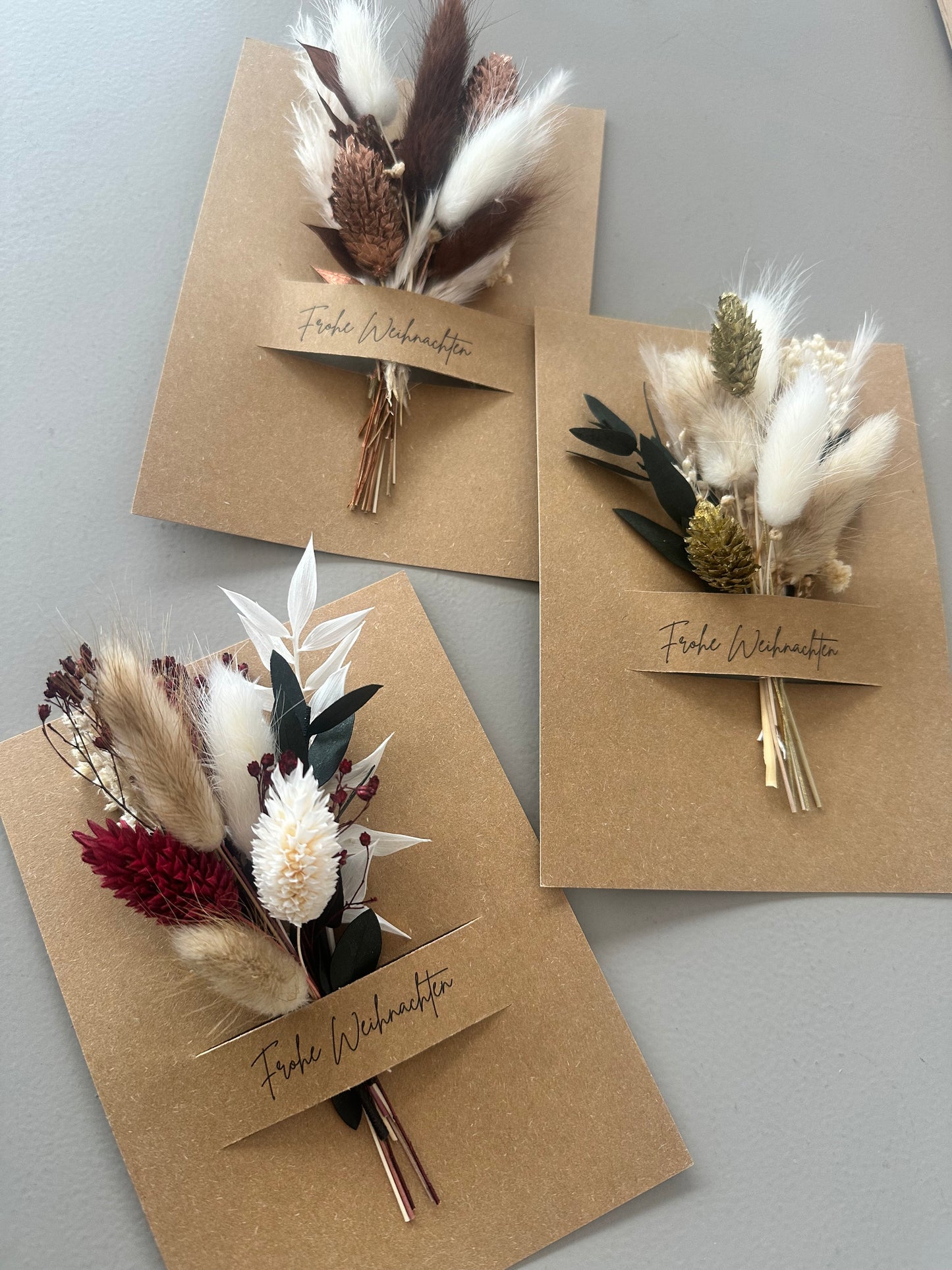 Detail der Weihnachtskarte mit Trockenblumen – zarte Blüten, stilvoll kombiniert auf Kraftpapier