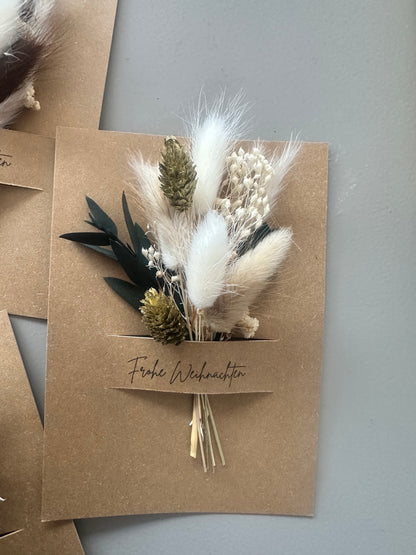 Drei handgemachte Weihnachtskarten mit Trockenblumen in verschiedenen Farben – festlich und nachhaltig