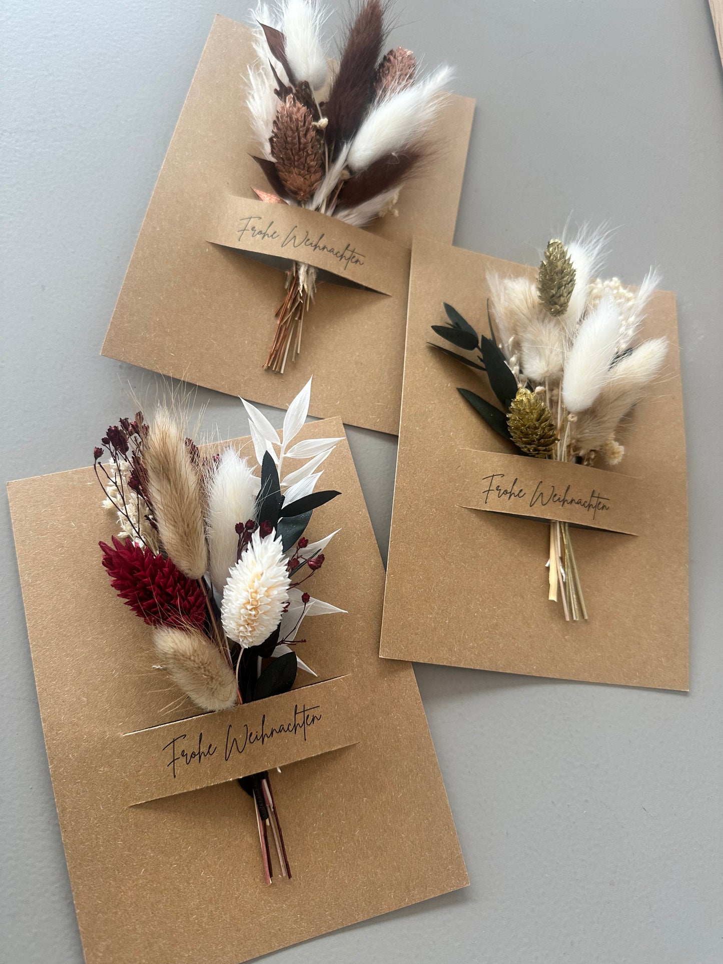 Kraftpapierkarte Frohe Weihnachten mit Trockenblumen