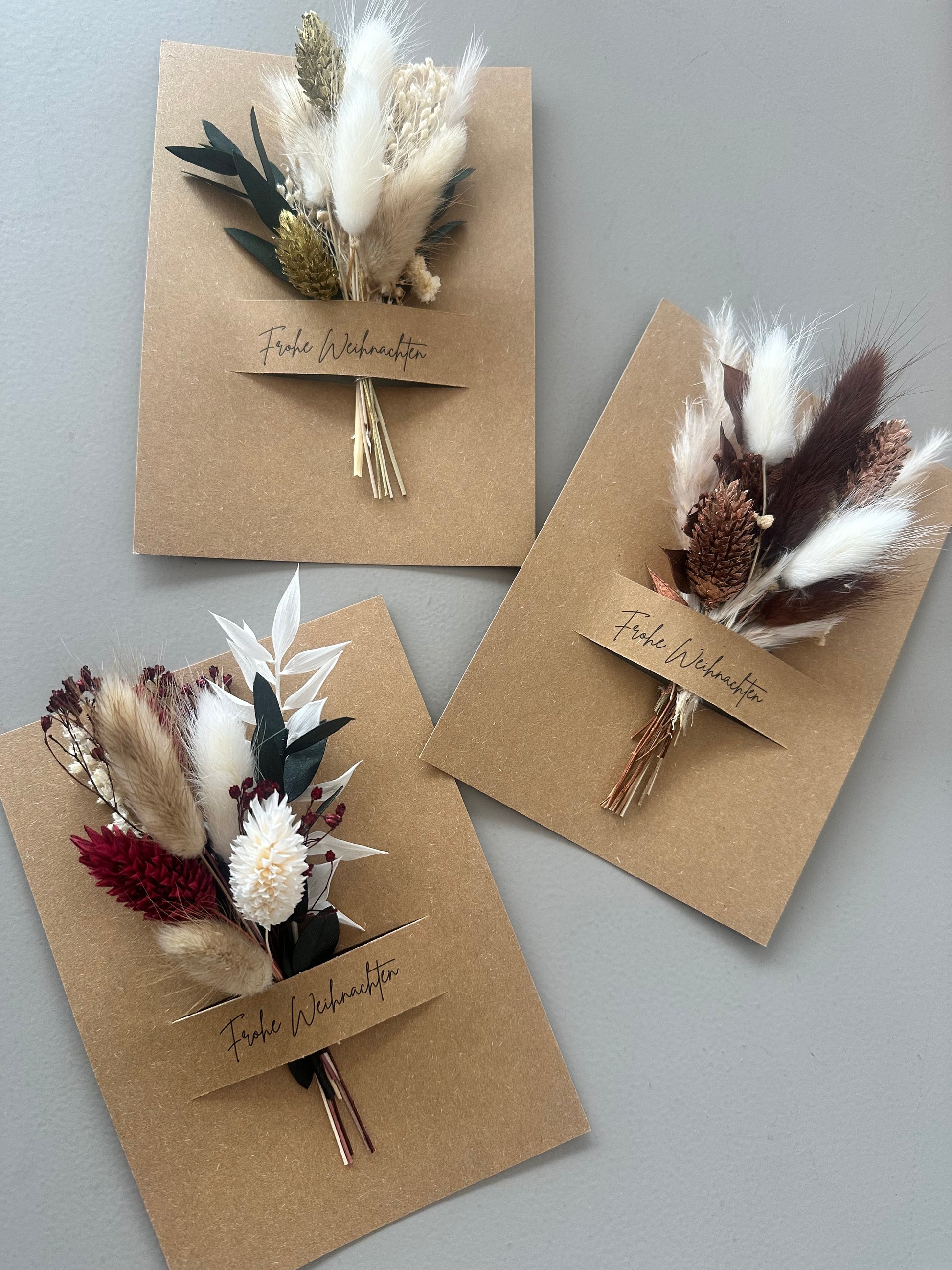 Auswahl verschiedener Weihnachtskarten mit echten Trockenblumen – liebevoll arrangiert von Lizasliving