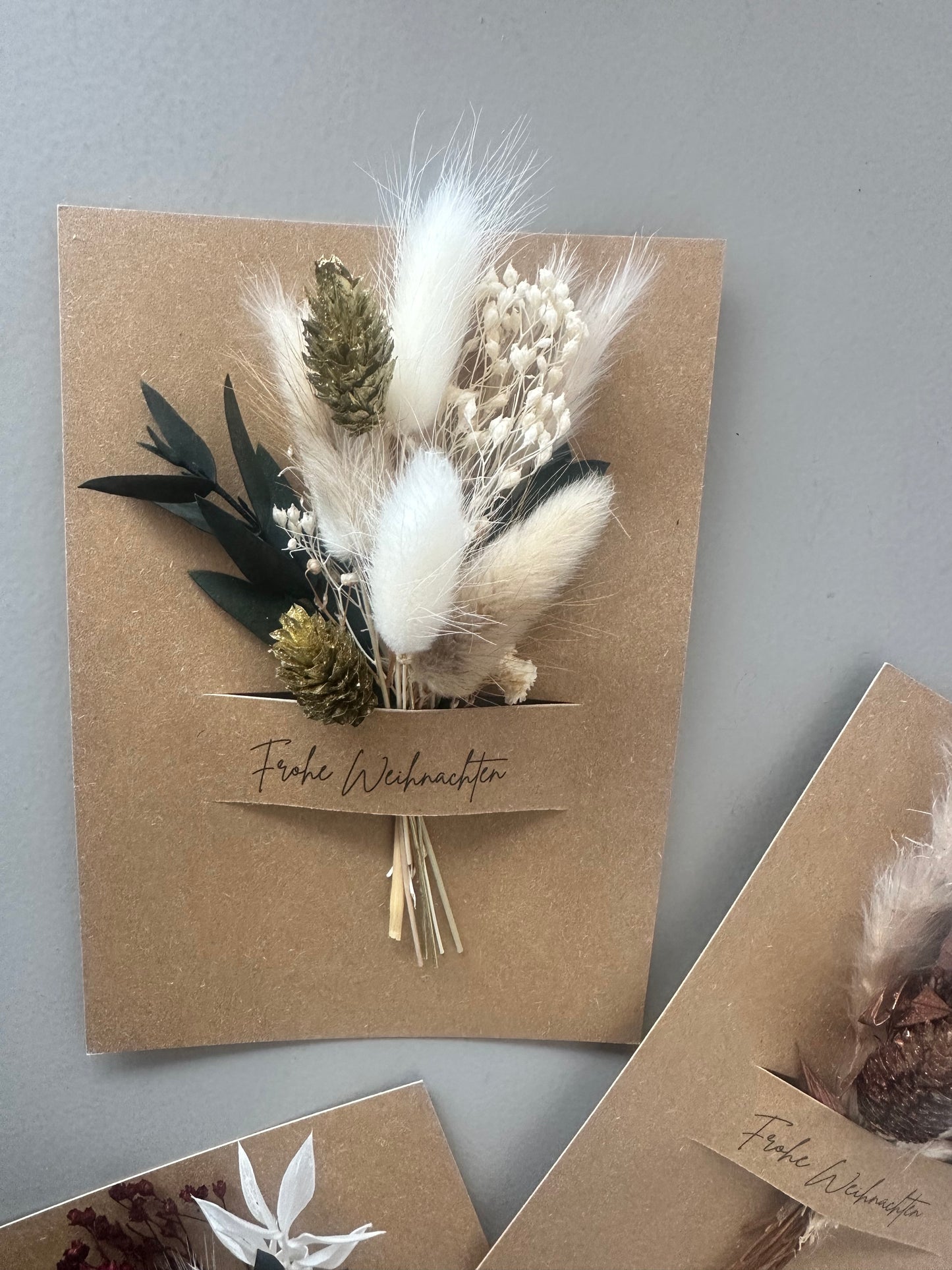 Edle Weihnachtskarte mit goldenem Trockenblumenstrauß und natürlichem Look – nachhaltig handgefertigt