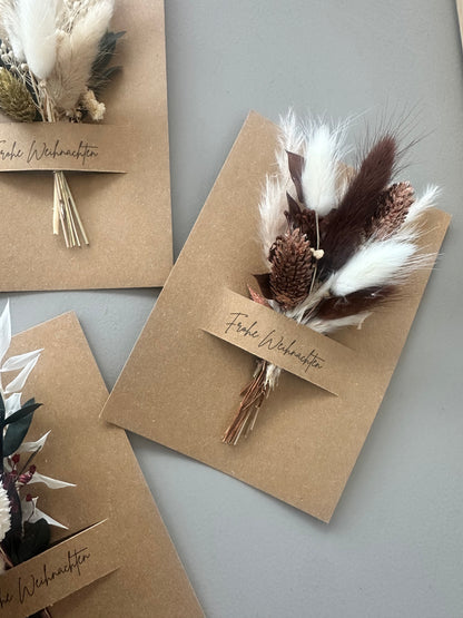 Handgemachte Weihnachtskarte mit Trockenblumen in Erdtönen – minimalistisch und elegant