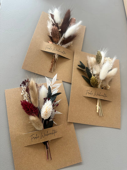 Nachhaltige Geschenkverpackung mit Weihnachtskarte und Trockenblumen – festliche Geschenkidee