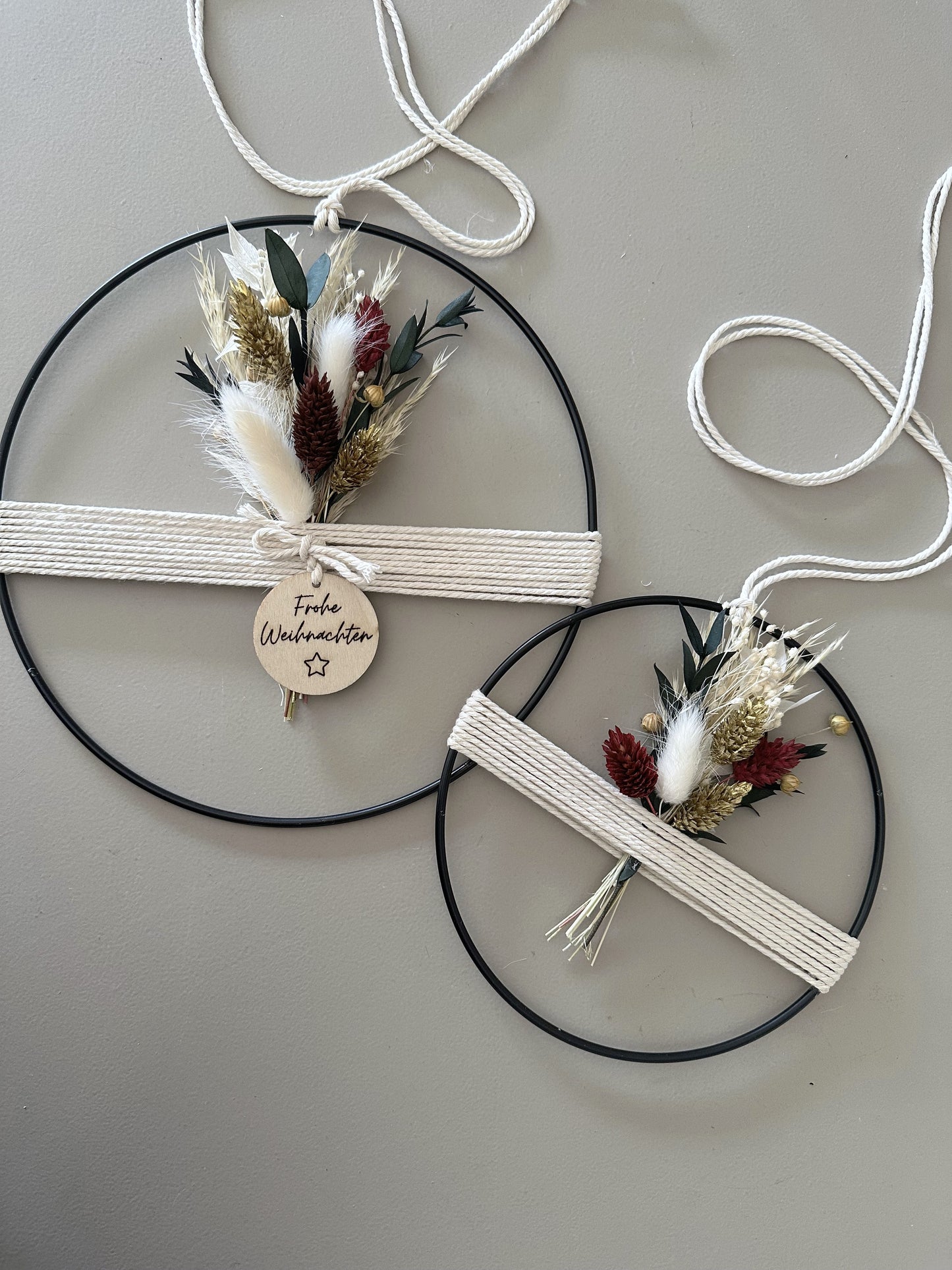 Metallring mit Trockenblumenstrauß, Garn und Holzplättchen "Frohe Weihnachten ☆"