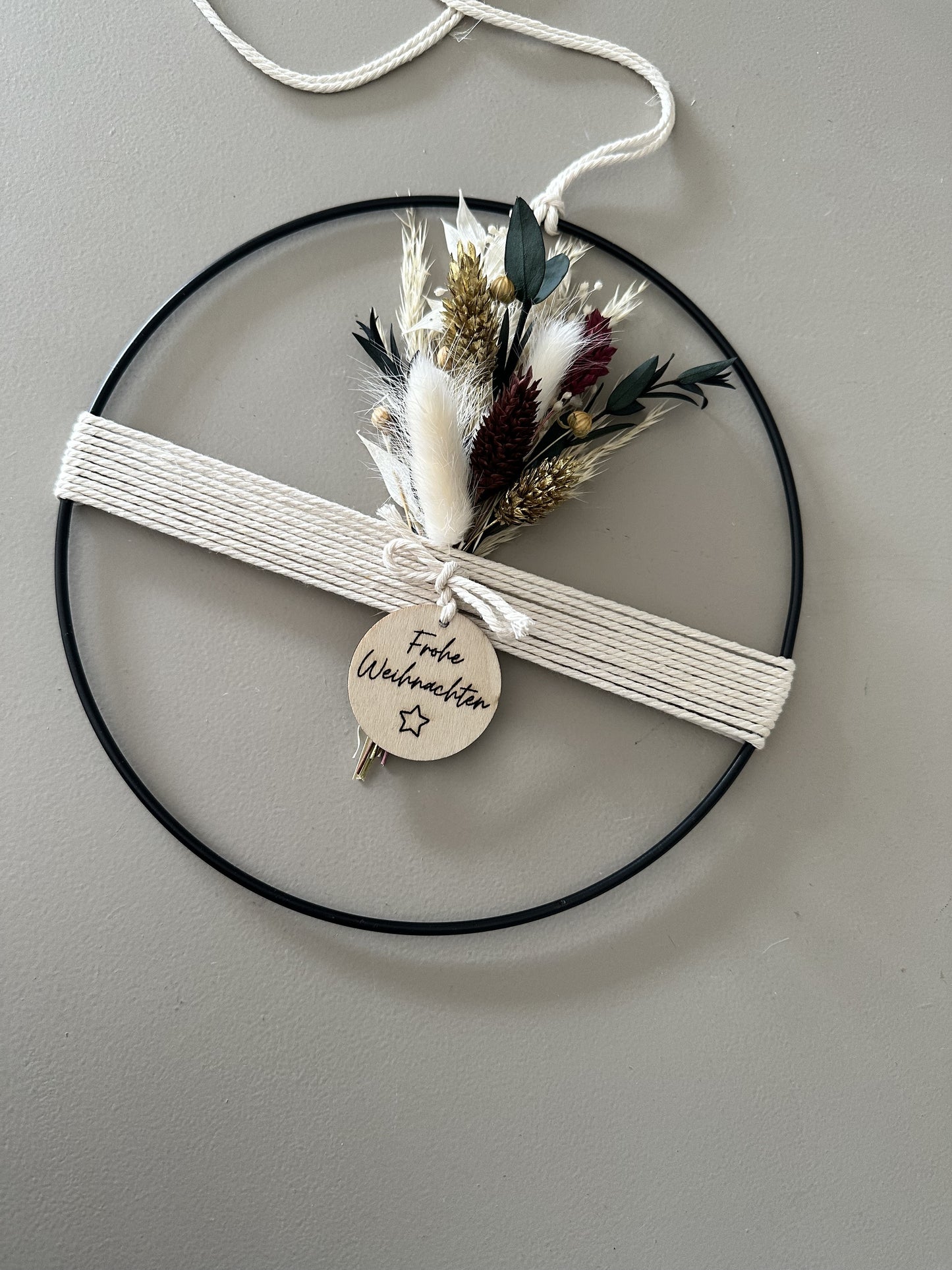 Metallring mit Trockenblumenstrauß, Garn und Holzplättchen "Frohe Weihnachten ☆"