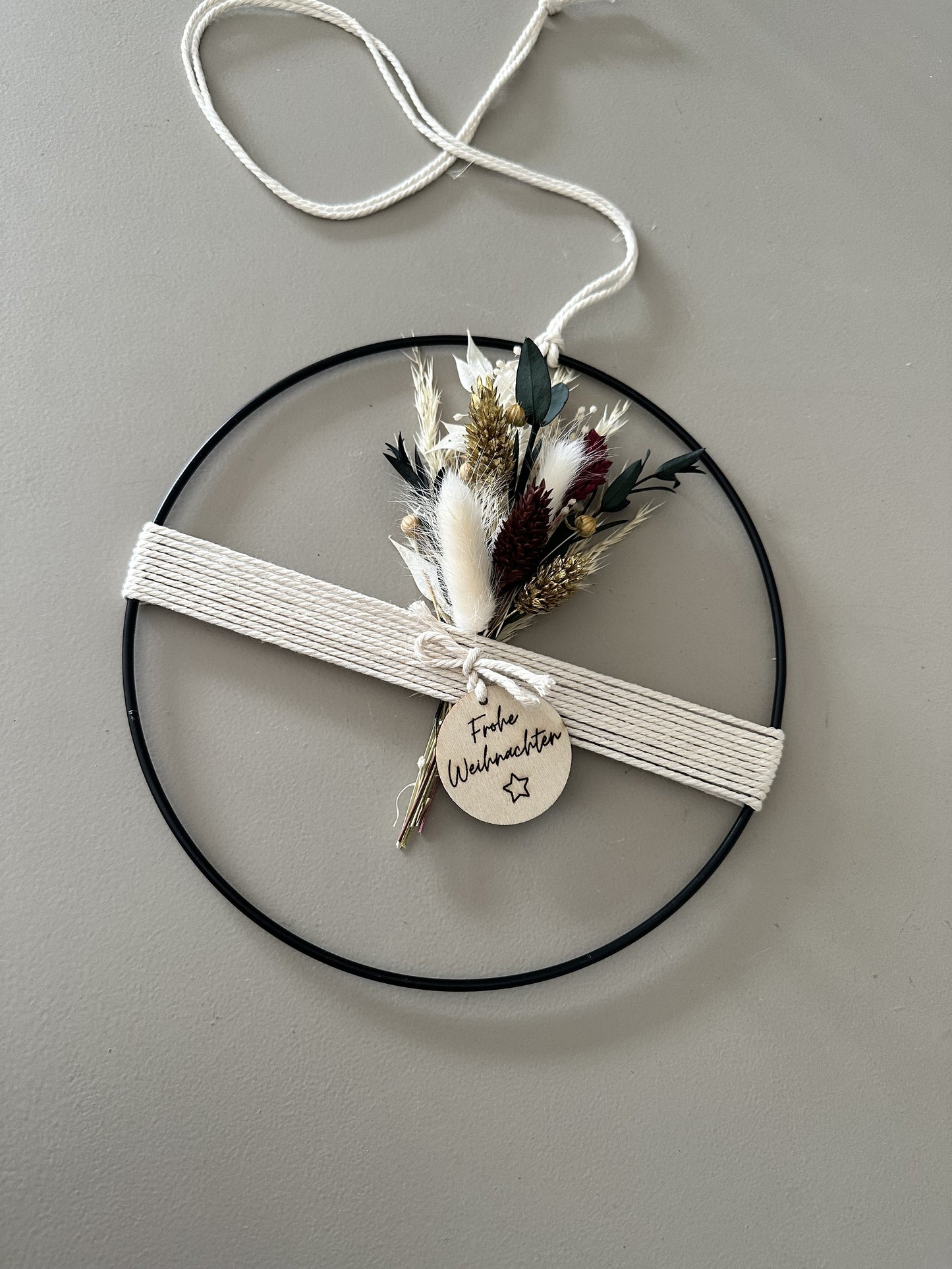 Metallring mit Trockenblumenstrauß, Garn und Holzplättchen "Frohe Weihnachten ☆"
