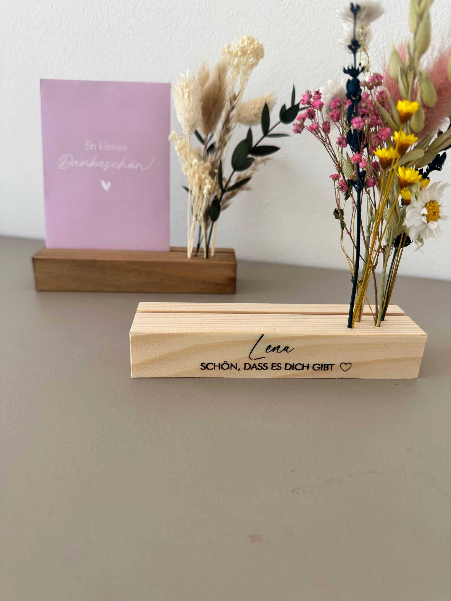 Personalisierter Kartenständer Geschenk Freundin Gravur | Miniblumenleiste Kartenhalter Schön, dass es dich gibt