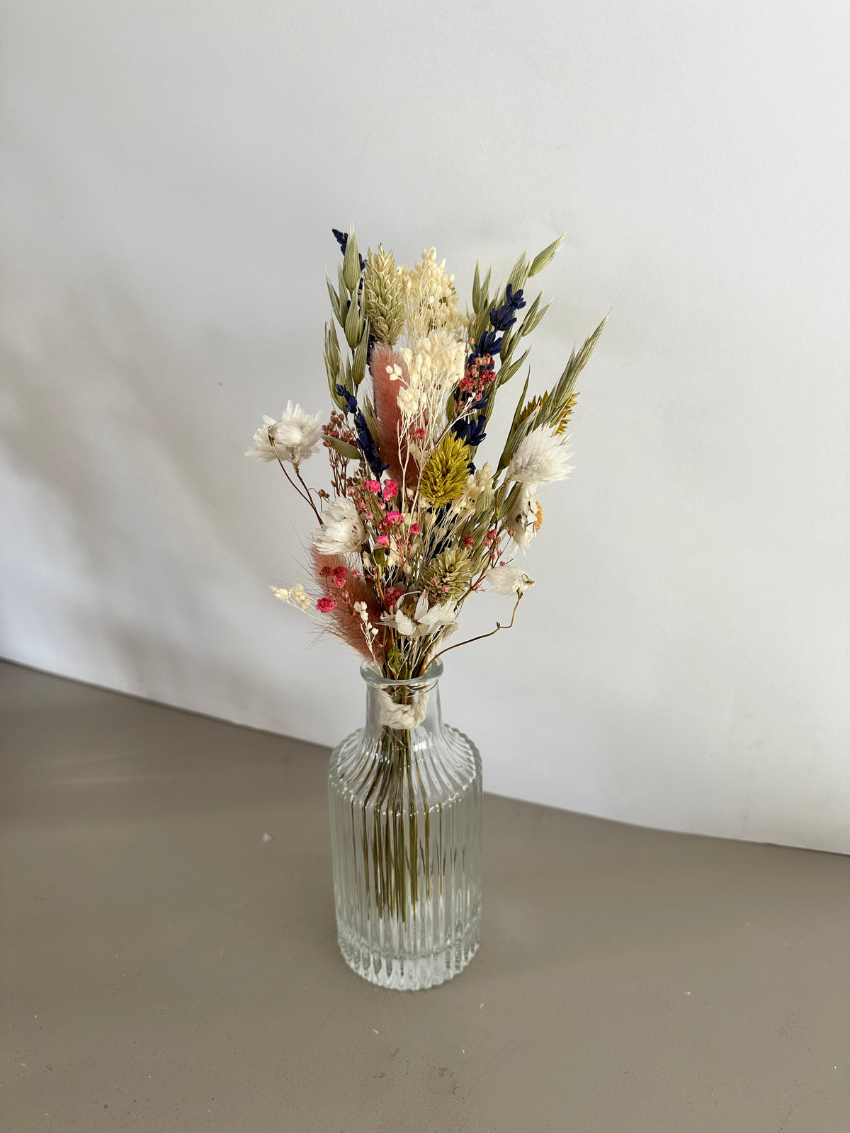 Kleiner Trockenblumenstrauß mit Vase – Lizasliving