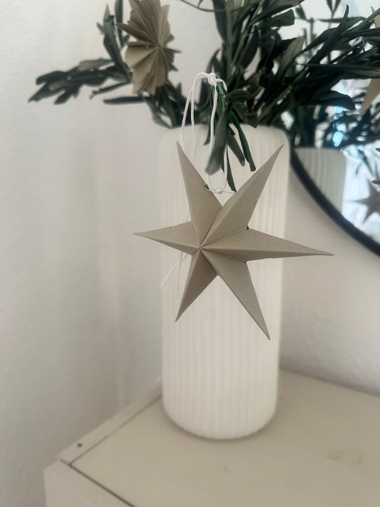 Papierstern in Naturfarbe als nachhaltige Weihnachtsdeko zum Hängen