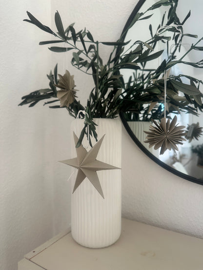 Mehrere naturfarbene Papiersterne als hängende Weihnachtsdekoration