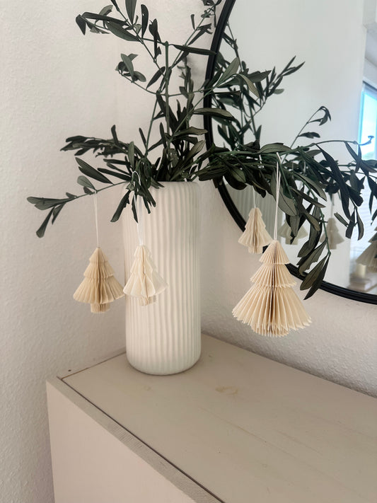 Weißer Papier-Tannenbaum zum Hängen als minimalistische Weihnachtsdeko