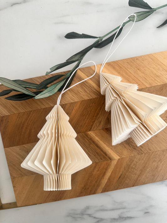 Gefalteter Papier-Weihnachtsbaum in Weiß im skandinavischen Stil