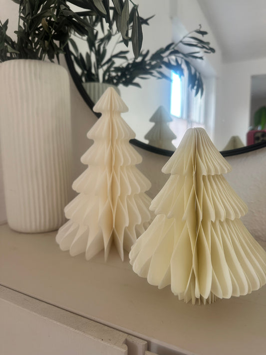 Stehender Papier-Tannenbaum in Cremeweiß als minimalistische Weihnachtsdeko
