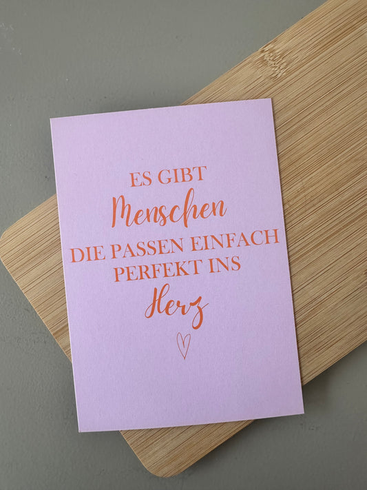 Postkarte Es gibt Menschen, die passen einfach perfekt ins Herz