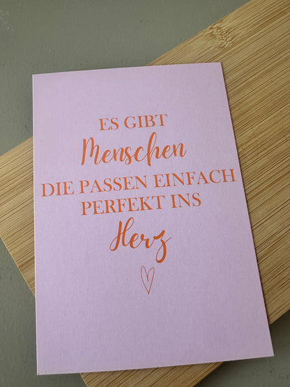 Postkarte Es gibt Menschen, die passen einfach perfekt ins Herz
